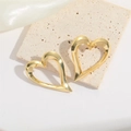Minimalistische goldene hohle Herzohrringe mit hochglänzendem Metallic-Finish - Gold
