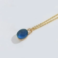Minimalistische Goldkette mit ovalem dunkelblauen Edelsteinanhänger an O-Kette - Saphirblau
