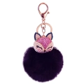 Dettaglio del portachiavi a volpe in pelliccia viola scuro con strass e perle preziose - Pompon Azzurri E Neri