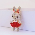 Portachiavi a coniglio con strass bianchi e rossi scintillanti su base in metallo oro - 11.9x3.1cm / Rosso