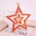 Porte-clés double étoile en strass rose avec finition en métal doré et crochet - Rose
