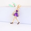 Eleganter lilafarbener Schlüsselanhänger mit Damenfigur und Kristallen auf Goldmetall - Lila