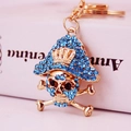 Goldener Piratenschädel Schlüsselanhänger mit blauen Kristallen und einer Krone - Blau