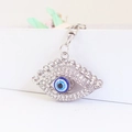 Exquisiter Evil Eye Schlüsselanhänger mit funkelnden Strasssteinen und silberner Metalloberfläche - Silber