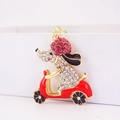 Porte-clés chien sur scooter avec strass roses et finition en alliage doré - Rouge