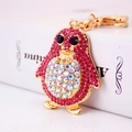 Simpatico portachiavi a forma di pinguino con strass rosa e chiusura dorata a scatto - Rosa