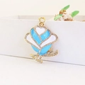 Blauer Rosenblüten-Schlüsselanhänger mit funkelnden Strasssteinen auf Schmuckkästchen - Einzelverpackung / Seeblau