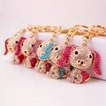Portachiavi cane carlino con strass scintillanti in vari colori su supporto bianco - Colore Casuale
