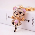 Süßer goldener Tiger Schlüsselanhänger mit funkelnden Diamanten und rosa Emaille - Lila