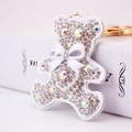 Portachiavi orsetto con strass bianchi e fiocco elegante su un libro bianco - Bianco