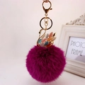 Portachiavi con pompon in pelliccia viola e ciondolo a forma di cigno dorato con strass - confezione individuale / Colorato + Pompon Vermiglio