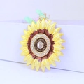Goldener Sonnenblumen-Schlüsselanhänger mit Emaille-Blütenblättern und funkelnden Steinen - Wie gezeigt