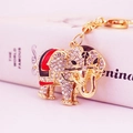 Elegante portachiavi a forma di elefante dorato con strass bianchi e sella in smalto - Rosso