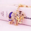 Portachiavi a forma di elefante dorato con strass blu e simbolo della pace sull'orecchio - Blu