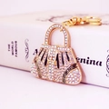 Squisito portachiavi a borsa in lega dorata con strass colorati e motivo a greca - Bianco