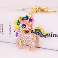 Llavero de unicornio con diamantes de imitación, melena colorida y gancho de metal dorado - Colorido