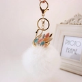 Portachiavi a cigno con pompon bianco e cristalli colorati su lega dorata lucida - confezione individuale / Pompon Rosa E Bianchi