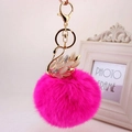 Portachiavi con pompon di pelliccia rosa e ciondolo a forma di cigno dorato con opale - confezione individuale / Bianco con Palla di Pelo Rosa Rosso