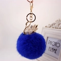 Portachiavi di lusso con pompon in pelliccia blu scuro e ciondolo a cigno dorato - confezione individuale / Bianco + Pompon Blu Scuro