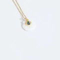 Gouden schelpen ketting met witte hanger en een blauwe druppelvormige zirkoonsteen - Blauwe Zirconia Schelp (MA1-1)
