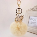 Portachiavi con cigno elegante con pompon in pelliccia beige e strass di opale - confezione individuale / Bianco + Pompon Giallo Chiaro