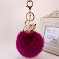 Portachiavi con pompon viola e ciondolo a cigno dorato con opali e strass lucidi - confezione individuale / Bianco + Pompon Vermiglio