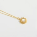 Elegante goldene Halskette mit Sonnenstrahl-Anhänger und weißem Zirkon-Inlay auf Weiß - Weißer Zirkonia Sonne