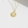 Goldene Sonnenanhänger-Halskette mit zentralem weißem Opalstein an einer feinen Kette - Bunte Zirkonia Sonne