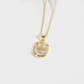 Elegante goldene ovale Halskette mit Kreuzanhänger und Zirkonia für Damen - Kreuz