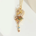 Squisito ciondolo a unicorno dorato con cristalli colorati e gemma cangiante aurora - Giallo (Oro)