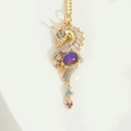 Collana con ciondolo ippocampo unicorno dorato con strass colorati e gemma viola - Viola (Oro)