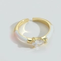 Anillo ajustable bañado en oro con esmalte blanco y circonita cúbica en forma de pera - Blanco