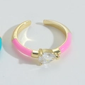Anillo dorado ajustable con esmalte rosa y piedra de circonita blanca de gota - Rosa (RG9523-1)