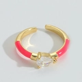 Anillo ajustable de oro con esmalte rosa vibrante y una circonita blanca en forma de pera - Rosa rojo
