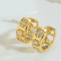 Minimalistische gouden huggie-oorbellen met zirkonia en hartvormige details - Hol Hart Witte Zirkonia Huggie