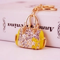 Portachiavi borsa dorata con fiori smaltati gialli e decorazione di strass luminosi - Giallo