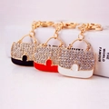 Porte-clés élégants en forme de sac à main avec strass en noir rouge et blanc avec or - Longueur 10.9 * Largeur 4.3 / Couleur Aléatoire