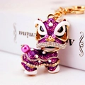 Porte-clés lion chinois violet avec placage d'or, émail et strass brillants décoratifs - Emballage Individuel Sac OPP Unique / Violet