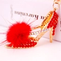 Portachiavi con tacco alto rosso, strass scintillanti e morbido ciondolo in pelliccia - 13.1x7.4cm / Rosso