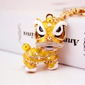 Llavero de león de danza china tradicional en esmalte amarillo con diamantes de imitación - Embalaje Individual en Bolsa OPP Individual / Amarillo