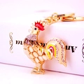 Llavero de gallo brillante con piedras de ópalo y detalles de strass en acabado oro - Embalaje individual en bolsa OPP / Dorado