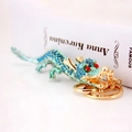 Exquisiter Drachen-Schlüsselanhänger mit blauen Strasssteinen und goldenen Metallringen - Blau