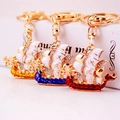 Chinese drakenboot sleutelhanger set met strasstenen in goud en blauw tinten - Individuele Verpakking / Willekeurige Kleur