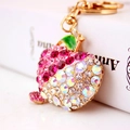 Appelvormige sleutelhanger met roze strassteentjes en goudkleurige musketonsluiting - Gewicht 42,4 g, Lengte 12*4,5 cm / Roze