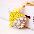 Gouden appel sleutelhanger met gele en witte strass-steentjes op witte basis - Gewicht 42,4 g, Lengte 12*4,5 cm / Geel