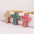 Drei Kristall-Kreuz-Schlüsselanhänger in Weiß, Blau und Rosa mit Goldbeschichtung und Steinen - Zufällige Farbe