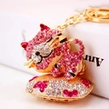 Portachiavi gatto con strass rosa con base in metallo dorato e dettaglio cuore - Rosa