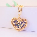 Opengewerkte hart-sleutelhanger met rozenpatroon en blauwe kristallen in goud - Holle Roos Hart / Blauw