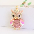 Roze strass uil sleutelhanger met gouden afwerking voor handtassen en autosleutels - Lichtroze
