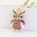 Modischer Eulen Schlüsselanhänger mit lila Strass und Gold Emaille für Damen Taschen - Hellviolett